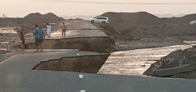فيضان وادي شوكة أدى إلى انهيار طريق فلي وتضرّره بشكل كبير. الإمارات اليوم
