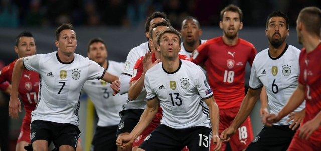 مولر وسط كتلة بشرية في منطقة الدفاع. أ.ف.ب