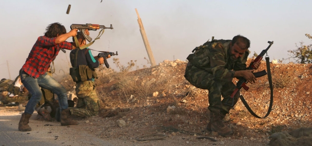 مقاتلون من الجيش السوري الحر خلال معركة ضد «داعش» في قرية يحمول قرب بلدة دابق شمال حلب. أ.ف.ب