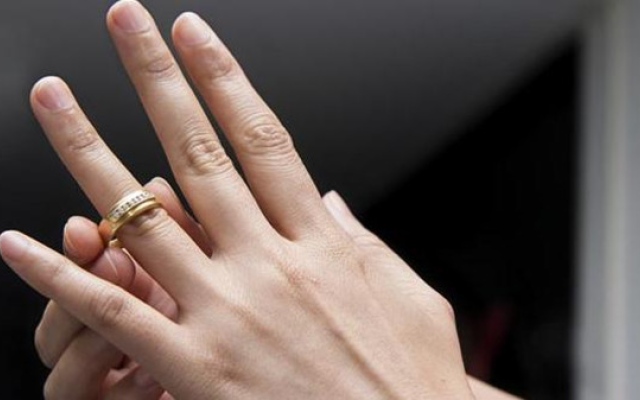 الصورة: بعد 54 عامًا من فقدانه.. امرأة تعثر على خاتم خطوبتها