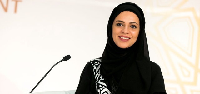 صفية الشحي:«عملي مقدمة برامج ثقافية يجعلني استشعر حقيقة أنني حارس بوابة عليه ألا يمرر المبتذل والمشوه إلى بيوت المشاهدين. علينا أن نسعى لإرساء مفهوم غير ضيق للثقافة، بحيث لا تكون متقوقعة فقط على المادة التقليدية».