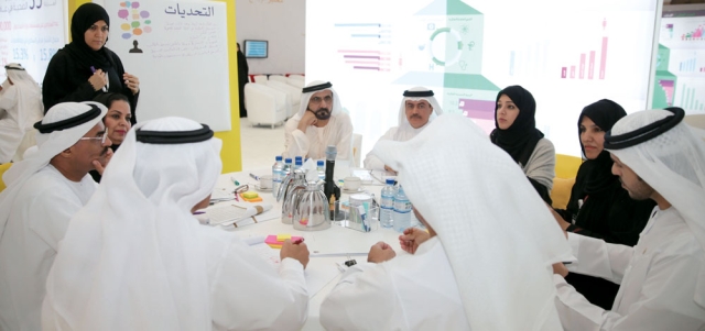 محمد بن راشد عقد كثيراً من الخلوات والاجتماعات مع فريقه الوزاري. أرشيفية