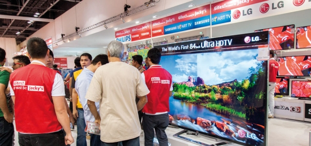 16 % نمواً في مبيعات «التلفزيونات الذكية» بسوق التجزئة في دبي خلال عام 2015. تصوير: أحمد عرديتي
