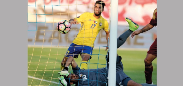 هدف لاعب الوحدة تيغالي الأول في مرمى الظفرة ولحظة تخطي الكرة خط المرمى. تصوير: نجيب محمد