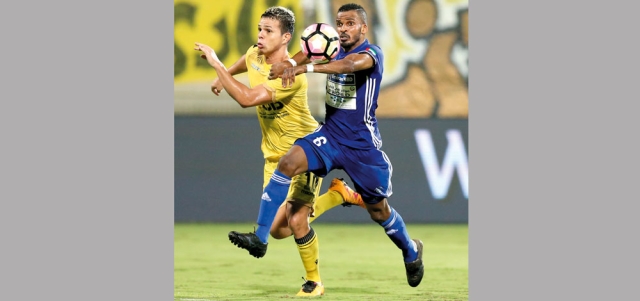 طالب الوصلاوية بضربة جزاء لم تحتسب.. وفي اللقطة يظهر لاعب النصر محمود خميس لحظة دخول منطقة الجزاء والكرة تلامسه. تصوير: أسامة أبوغانم