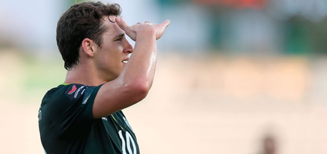 لاعب الشباب توماس دي فينسينتي يحتفل بثاني أهدافه في مرمى بني ياس. تصوير: أسامة أبوغانم