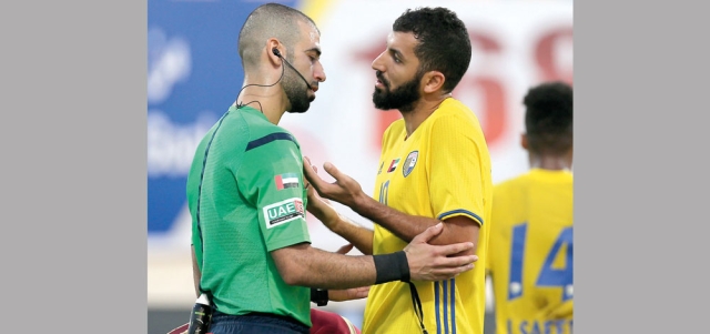 لاعب الظفرة عادل هرماش لدى اعتراضه على قرار الحكم في مباراة الوحدة التي شهدت العديد من الاعتراضات. تصوير: نجيب محمد