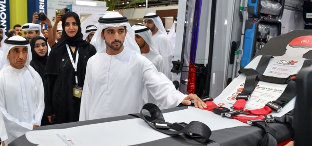 حمدان بن محمد خلال زيارته جناح مؤسسة دبي لخدمات الإسعاف في «جيتكس».  وام