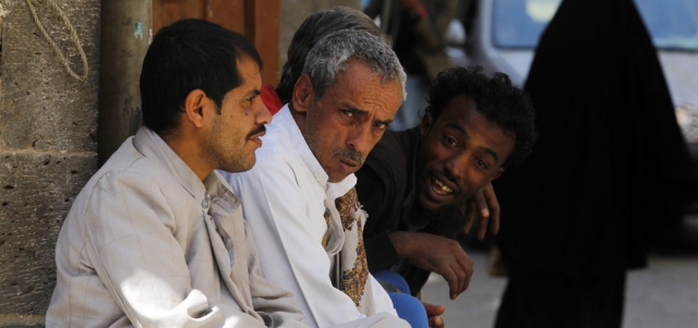 يمنيون يتحدثون في البلدة القديمة من العاصمة صنعاء قبل وقف إطلاق النار. إي.بي.إيه