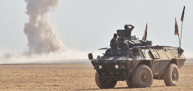 قوات عراقية تقاتل في قرية بجوانية على بعد نحو 30 كيلومتراً جنوب الموصل ضمن الحرب الدائرة لاستعادة المدينة من تنظيم «داعش» المتطرف. أ.ف.ب