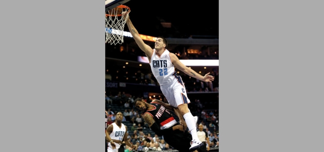 الأميركي جيمس دافع عن ألوان فريق تشارلوت في دوري المحترفين الأميركي. من المصدر