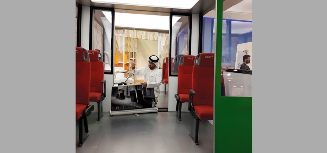 وحدات التنقل الذكية تمثل حلاً تقنياً نظيفاً وذكياً إذ تعمل بالكهرباء ومن دون سائق. الإمارات اليوم