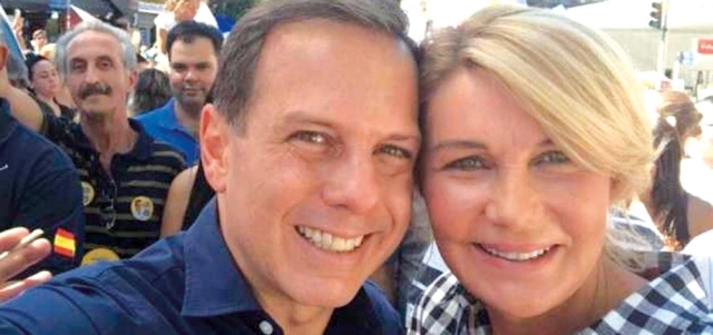 جو دوريا وزوجته بيا التي تقارن نفسها بزوجة ديكتاتور أرجنتيني كانت محبوبة من قبل الفقراء. أرشيفية