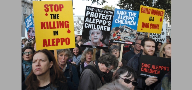 تظاهرة في لندن تطالب الحكومة البريطانية باتخاذ إجراءات لحماية الأطفال في حلب. أ.ف.ب
