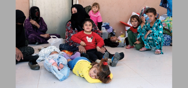 نازحون من بلدة الحويجة في مبنى مدرسة بمخيم للاجئين بضواحي أربيل. إي.بي.إيه
