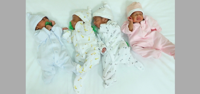 والد التوائم الأربعة: فرحتي لا توصف منذ علمي بحمل زوجتي بالتوائم.. ويوم الولادة كان غير عادي.