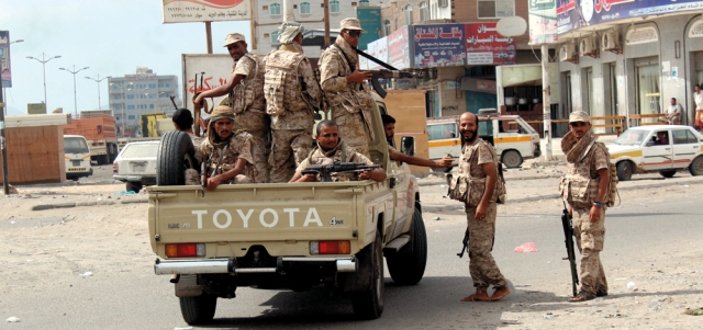 قوة من الشرعية اليمنية في حي المنصورة بعدن. إي.بي.إيه