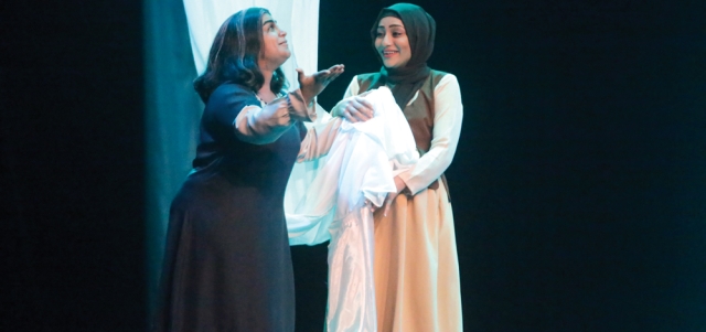 «قلب يرى» غاص في أعماق أم مكلومة «قوية» تؤمن بأن تضحية ابنها في سبيل الوطن فخر وحياة.تصوير: مصطفى قاسمي