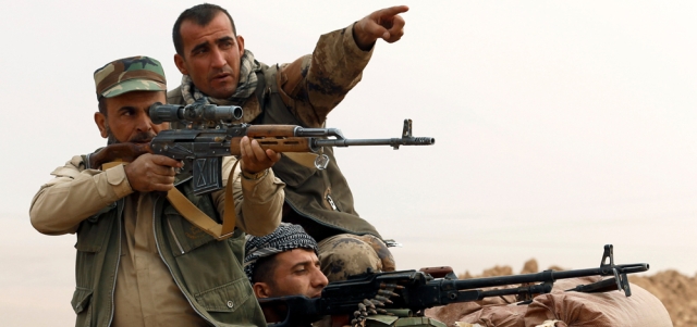 مقاتلون من البشمركة خلال معركة مع “داعش” في قرية طوبزاوة قرب بعشيقة. رويترز