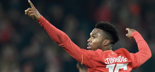 نجم ليفربول ستوريدج يحتفل على طريقته الخاصة بعد الفوز على توتنهام. أ.ف.ب