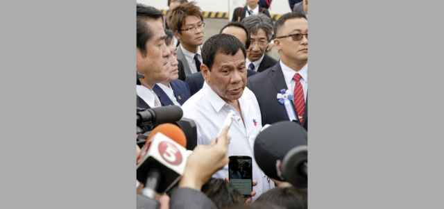 ..ويتحدث أمام الصحافيين. أرشيفية