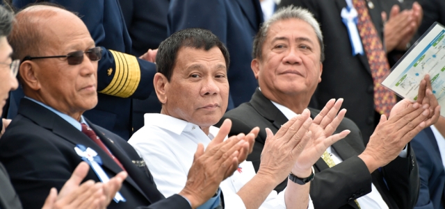 الرئيس الفلبيني مع بعض المسؤولين اليابانيين. أرشيفية