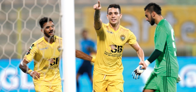 كايو يحتفل بالتسجيل في مرمى الشارقة. تصوير: أسامة أبوغانم