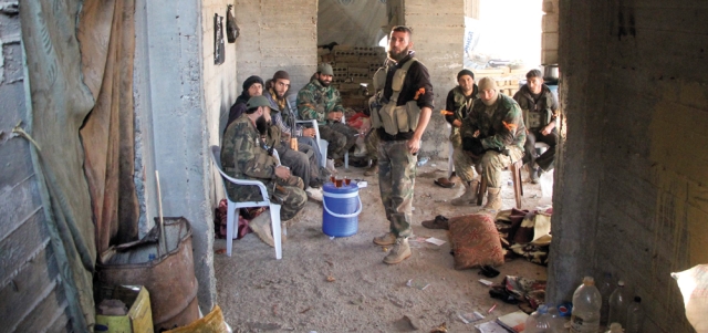 مقاتلون من «جيش الفتح» في مبنى قيد الإنشاء بضاحية الأسد جنوب غرب مدينة حلب بعد سيطرتهم على المنطقة. أ.ف.ب