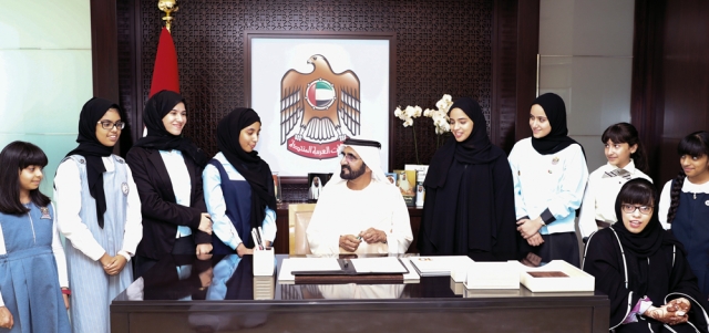 محمد بن راشد احتفى بالقانون الجديد في مكتبه في أبراج الإمارات بحضور مجموعة من الطلبة الأوائل والمتفوقين في «تحدي القراءة العربي» بدولة الإمارات. وام