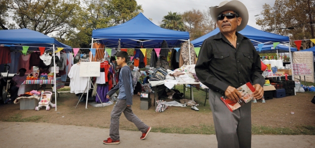 سوق الهواء الطلق في حي رومان غاردنز ضرورية لسكان المنطقة لعدم وجود متاجر قريبة إضافة إلى أسعارها المنخفضة. أرشيفية