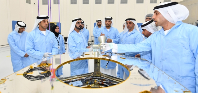 محمد بن راشد يثبّت أول قطعة على الهيكل النهائي لـ«خليفة سات» بحضور حمدان بن محمد وسيف بن زايد ومنصور بن زايد. وام