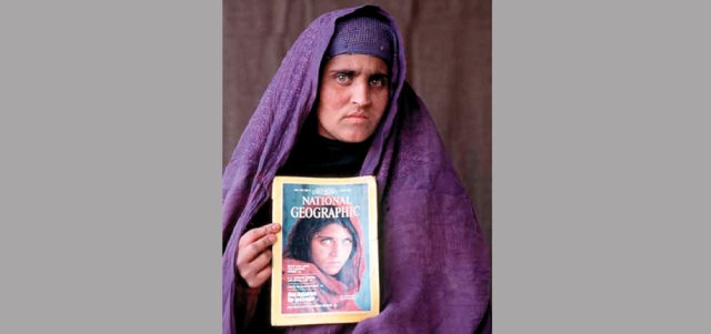 المرأة الأفغانية نُشرت صورتها عام 1985 على غلاف مجلة «ناشونال جيوغرافيك» وتحولت إلى رمز عالمي للحرب الأفغانية. رويترز