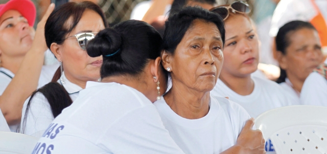نساء يجهشن بالبكاء خلال لقاء بين قادة المتمردين وضحايا الحرب الكولومبية. رويترز