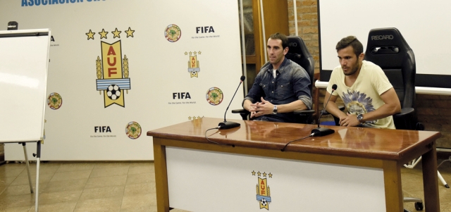 لاعبا أوروغواي غودين وزميله غونزاليز (يمين) ظهرا في مؤتمر صحافي من دون إعلانات وبملابسهم العادية. أ.ب