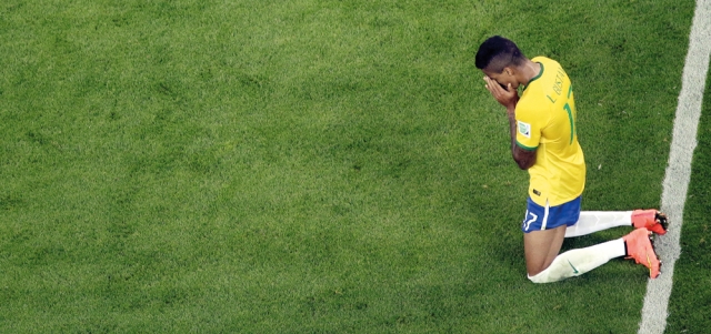 البرازيل تواجه الأرجنتين اليوم على نفس استاد مينيراو الذي شهد السقوط المذل للسامبا أمام ألمانيا قبل سنتين.. وفي الصورة لويس غوستافو بعد الخسارة بسباعية. أ.ب