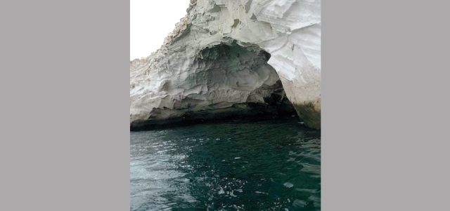 جبل وكهف الجص وهو جبل من مادة الجص المستعملة قديما في البناء.