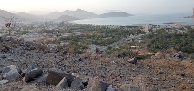 إطلالة على خورفكان من قمة الجبل.