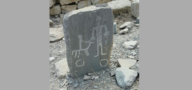 نقوش ورسومات على قبر قديم في جزيرة ليما.