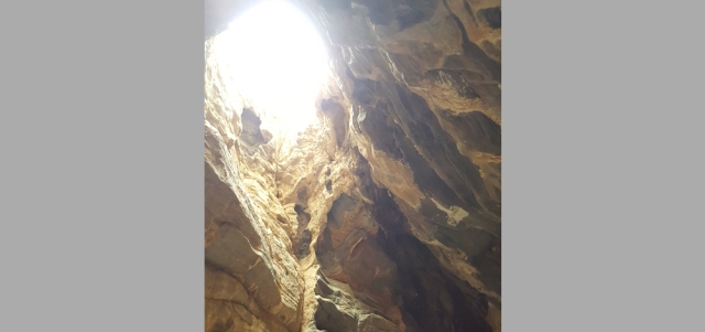 فتحة التهوية لاطول كهف في الامارات بين جبال الفجيرة ورأس الخيمة.