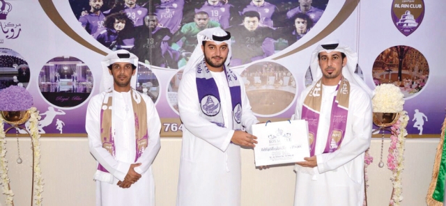 مطر الشامسي يهدي إيهاب العقاد «عينية العرس» مقدمة من شركة رويال بلو. من المصدر