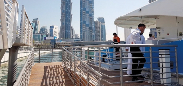 الركاب في محطة الشيخ زايد.