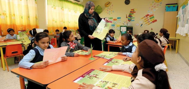 طلبة في مدرسة حليمة السعدية بأبوظبي يطلعون على قصة هذا الأسبوع من «طفلك يقرأ».
الإمارات اليوم