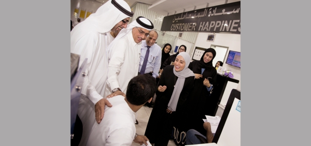 الرومي والمزروعي وبوحميد خلال إطلاق التطبيق. من المصدر