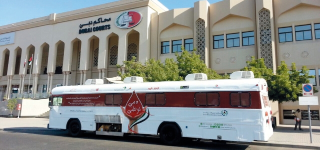 «دمي لوطني» أقامت مركزاً للتبرع في محاكم دبي. الإمارات اليوم