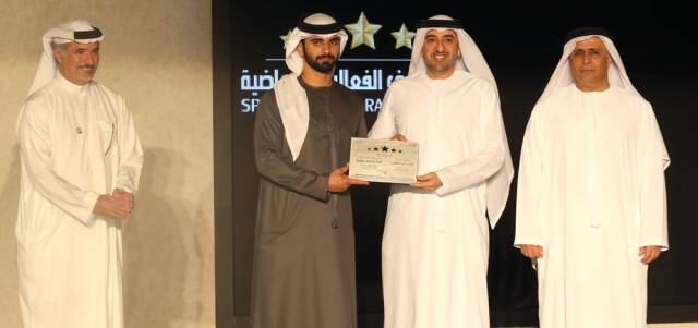 منصور بن محمد يسلم الشحي شهادة اعتماد كأس دبي العالمي من فئة خمسة نجوم بحضور الطاير وحارب. تصوير: أسامة أبوغانم