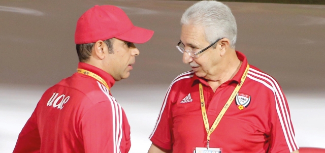 تشاور مهدي مع طبيب المنتخب الوطني، الدكتور جلال الغالي، في تعرض اللاعبين للخشونة خلال المباراة، خصوصاً بعد التدخلات العنيفة في حق &laquo;عموري&raquo;.