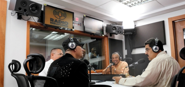 مادورو مع بعض المشاركين في برنامجه الإذاعي. رويترز
