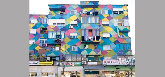 راما أعاد طلاء مباني مدينته بألوان جريئة. غيتي