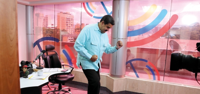 مادورو يرقص خلال برنامجه الإذاعي. رويترز