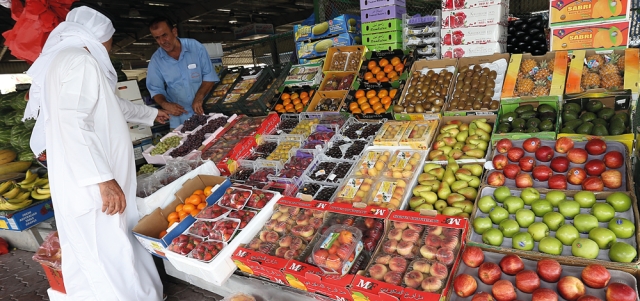 الخضراوات والفواكه من السلع التي ستظهر فيها انعكاسات انخفاض الجنيه بشكل أسرع. تصوير: إريك أرازاس